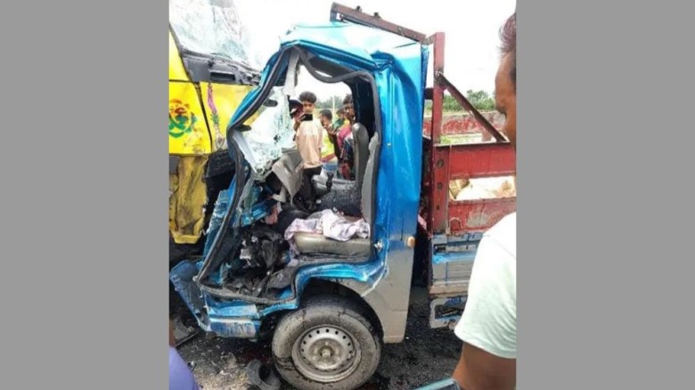 বগুড়ায় ট্রাকের মুখোমুখি সংঘর্ষে চালক, হেলপারসহ চারজন নিহত