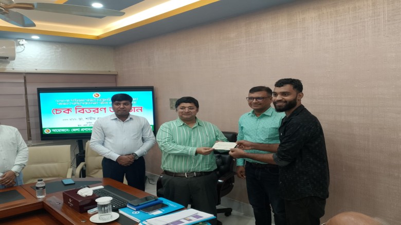সরকারি অনুদান পেল ”স্বাধীন যুব উন্নয়ন সংস্থা” জেলা প্রশাসকে