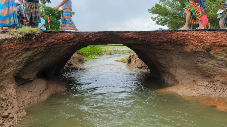 টানা বৃষ্টিতে সড়ক ভেঙে হালুয়াঘাট-নালিতাবাড়ী যোগাযোগ বিচ্ছিন্
