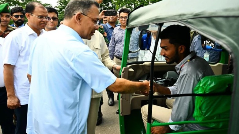 জুলাইযোদ্ধাদের জীবিকার জন্য সিএনজি ও রিকশা উপহার প্রধানমন্ত্