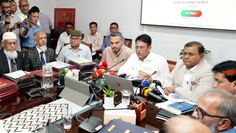 এসএসসির ফলে ধস: পাসের হার কমেছে প্রায় ৬ শতাংশ, জিপিএ-৫ও কমেছ