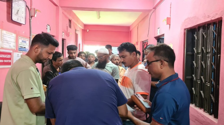 মিরসরাইয়ের হোটেলকক্ষে পুলিশ সদস্যের ঝুলন্ত মরদেহ, রক্তাক্ত স