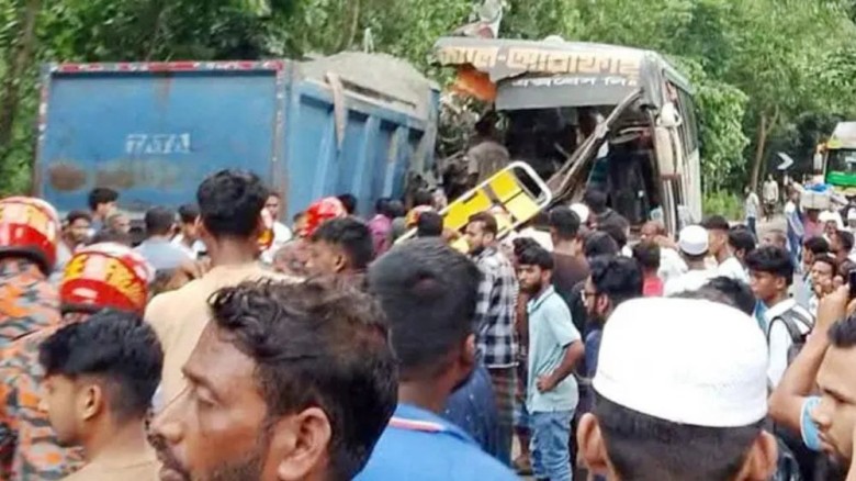 শাহরাস্তিতে বাস-ট্রাকের মুখোমুখি সংঘর্ষ, নিহত ৩