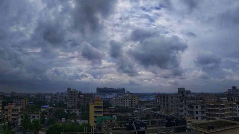 মেঘে ঢাকা ঢাকার আকাশ, আজ বৃষ্টির সম্ভাবনা নেই