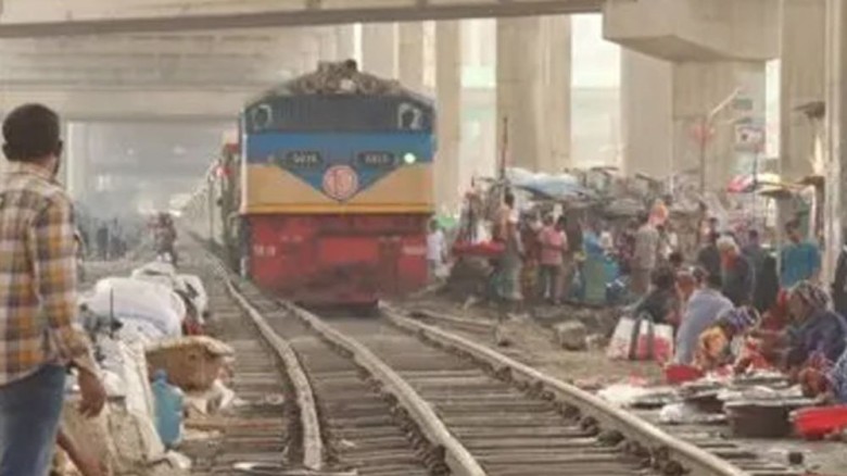কারওয়ান বাজারে ট্রেনের ধাক্কায় অজ্ঞাত ব্যক্তি নিহত