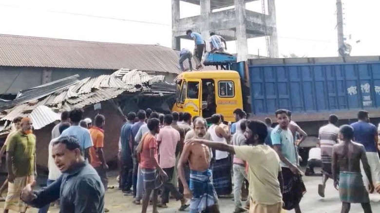 পাটগ্রামে ট্রাকের চাপায় ইজি বাইকের ৩ যাত্রী নিহত