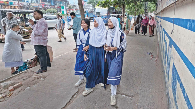 চাঁদাবাজি-দখলবাজির বিরুদ্ধে কঠোর সরকার, ফুটপাত দখলমুক্ত হওয়া