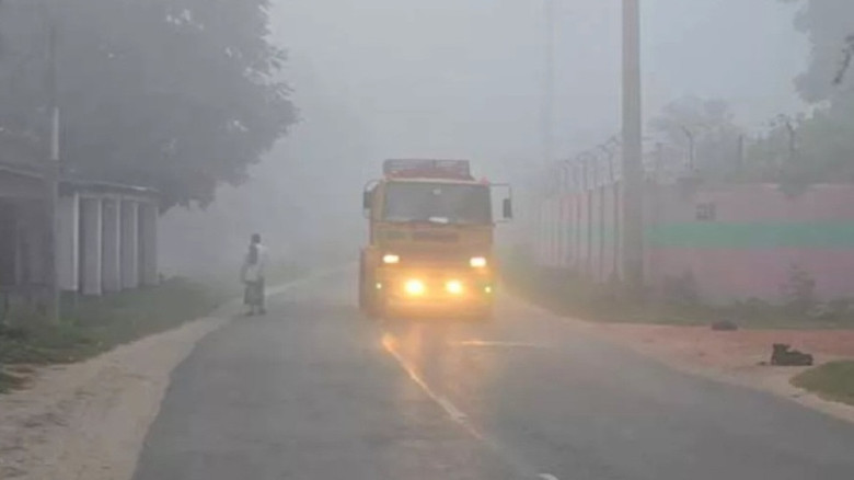 হিলিতে কুয়াশার আবরণ, উত্তরে শীতের আগমনী বার্তা