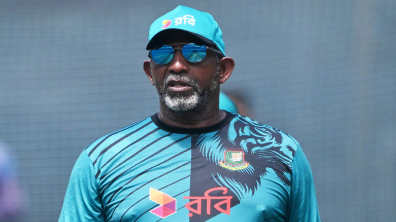 আবুধাবির তীব্র গরমে মানিয়ে নেওয়া নিয়ে যা বললেন সিমন্স