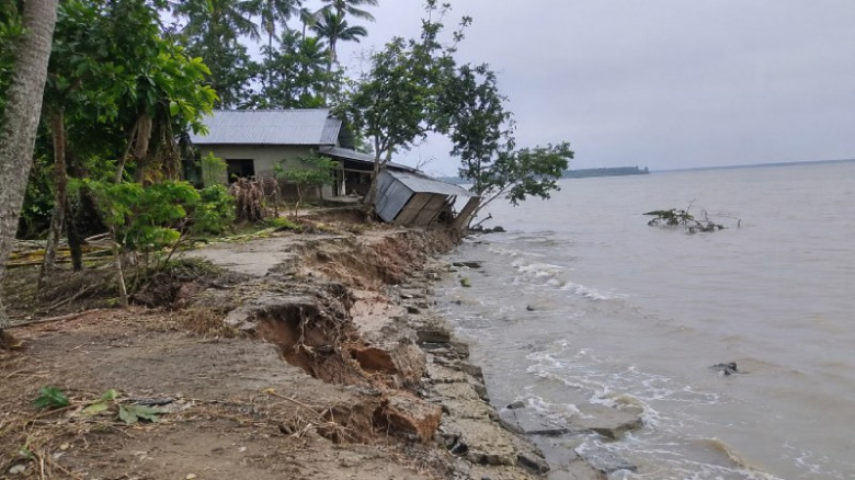 জলবায়ু পরিবর্তনের বহুমুখী অভিঘাতে বিপন্ন বরগুনা