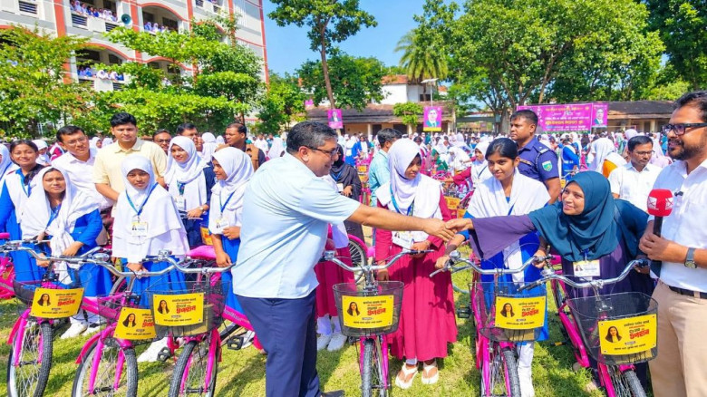 জাইমা রহমানের জন্মদিনে ৫৪৮ ছাত্রীকে সাইকেল দিলেন প্রতিমন্ত্র
