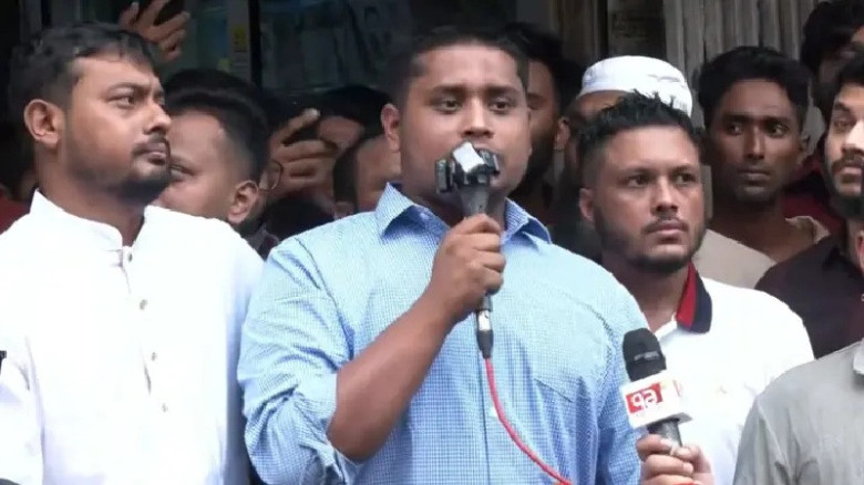 আইজিপির ‘ক্রসফায়ার’ বক্তব্যে ক্ষুব্ধ হাসনাত, সরকারের কাছে কঠ
