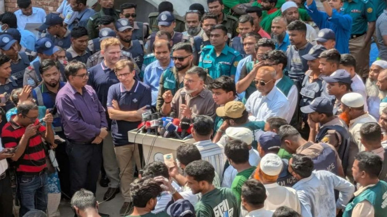 প্যারিস খাল পরিচ্ছন্নতায় তরুণদের অভিযান, সহযোগিতায় ডিএনসিসি